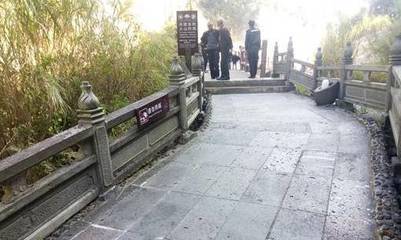 云南某景區一游客不小心墜河.